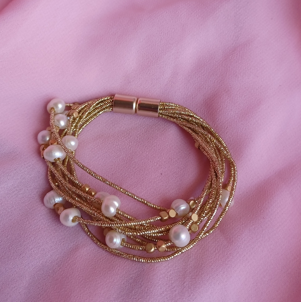 Elegant Gold and Pearl Bracelet